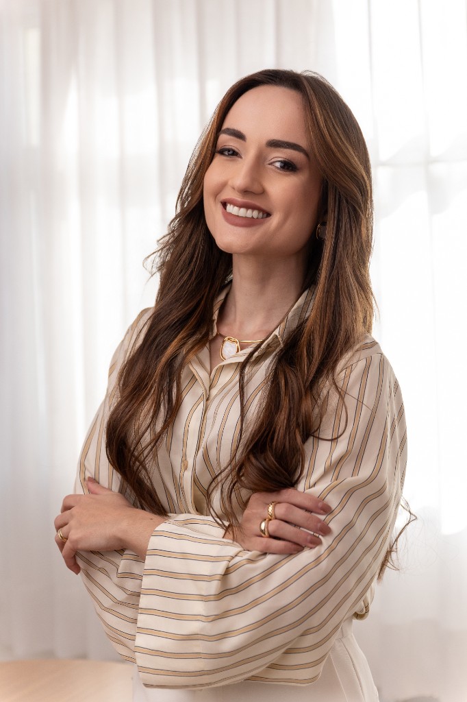 Dra. Idyanara Cangussu — retrato profissional com blusa listrada